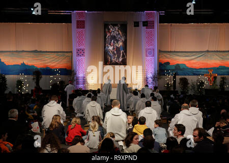 Madrid, Spanien. 28 Dez, 2018. Die Brüder von Taizé sind vor dem Abendgebet. Rund 15.000 Pilger aus Europa und darüber hinaus in Madrid in Spanien für die jährlichen Europäischen Jugendtreffen der Gemeinschaft von Taizé unter dem Motto "Pilgerweg des Vertrauens auf der Erde" zusammengestellt. Die Gemeinschaft von Taizé ist eine interkonfessionelle christliche Orden aus Frankreich. Quelle: Michael Debets/Pacific Press/Alamy leben Nachrichten Stockfoto