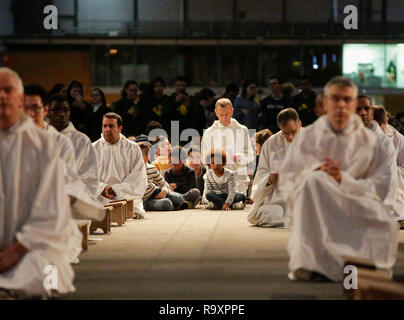 Madrid, Spanien. 28 Dez, 2018. Die Brüder von Taizé sind vor dem Abendgebet. Rund 15.000 Pilger aus Europa und darüber hinaus in Madrid in Spanien für die jährlichen Europäischen Jugendtreffen der Gemeinschaft von Taizé unter dem Motto "Pilgerweg des Vertrauens auf der Erde" zusammengestellt. Die Gemeinschaft von Taizé ist eine interkonfessionelle christliche Orden aus Frankreich. Quelle: Michael Debets/Pacific Press/Alamy leben Nachrichten Stockfoto