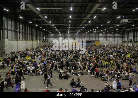 Madrid, Spanien. 28 Dez, 2018. Die jungen Pilger essen ihr Abendessen in einer riesigen Halle. Rund 15.000 Pilger aus Europa und darüber hinaus in Madrid in Spanien für die jährlichen Europäischen Jugendtreffen der Gemeinschaft von Taizé unter dem Motto "Pilgerweg des Vertrauens auf der Erde" zusammengestellt. Die Gemeinschaft von Taizé ist eine interkonfessionelle christliche Orden aus Frankreich. Quelle: Michael Debets/Pacific Press/Alamy leben Nachrichten Stockfoto