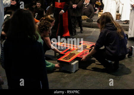 Madrid, Spanien. 28 Dez, 2018. Die taizé Kreuz auf dem Boden platziert. Rund 15.000 Pilger aus Europa und darüber hinaus in Madrid in Spanien für die jährlichen Europäischen Jugendtreffen der Gemeinschaft von Taizé unter dem Motto "Pilgerweg des Vertrauens auf der Erde" zusammengestellt. Die Gemeinschaft von Taizé ist eine interkonfessionelle christliche Orden aus Frankreich. Quelle: Michael Debets/Pacific Press/Alamy leben Nachrichten Stockfoto