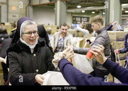 Madrid, Spanien. 28 Dez, 2018. Eine Nonne erhält Ihr Abendessen aus avolunteer. Rund 15.000 Pilger aus Europa und darüber hinaus in Madrid in Spanien für die jährlichen Europäischen Jugendtreffen der Gemeinschaft von Taizé unter dem Motto "Pilgerweg des Vertrauens auf der Erde" zusammengestellt. Die Gemeinschaft von Taizé ist eine interkonfessionelle christliche Orden aus Frankreich. Quelle: Michael Debets/Pacific Press/Alamy leben Nachrichten Stockfoto
