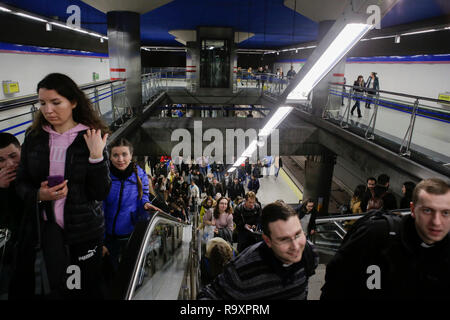 Madrid, Spanien. 28 Dez, 2018. Pilger aus dem U-Bahnhof zum Abendgebet. Rund 15.000 Pilger aus Europa und darüber hinaus in Madrid in Spanien für die jährlichen Europäischen Jugendtreffen der Gemeinschaft von Taizé unter dem Motto "Pilgerweg des Vertrauens auf der Erde" zusammengestellt. Die Gemeinschaft von Taizé ist eine interkonfessionelle christliche Orden aus Frankreich. Quelle: Michael Debets/Pacific Press/Alamy leben Nachrichten Stockfoto