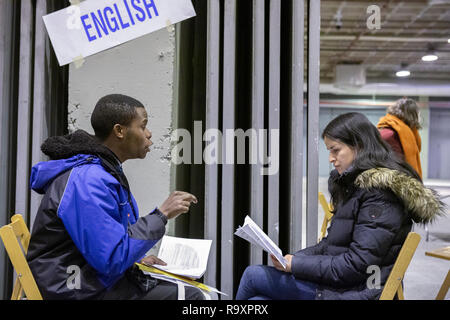 Madrid, Spanien. 28 Dez, 2018. Ein junger Pilger registriert für die Europäische Konferenz. Rund 15.000 junge Pilger aus ganz Europa und darüber hinaus in Madrid in Spanien angekommen für die jährliche Europäische Jugendtreffen der ökumenischen Gemeinschaft Taizé. Die Sitzung der Gebete und Meditation unter dem Motto "Pilgerweg des Vertrauens auf der Erde" für die 41th Mal statt. Quelle: Michael Debets/Pacific Press/Alamy leben Nachrichten Stockfoto