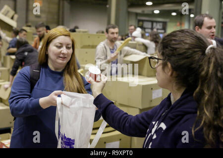 Madrid, Spanien. 28 Dez, 2018. Junge Pilger erhalten ihre Abendessen von Freiwilligen. Rund 15.000 Pilger aus Europa und darüber hinaus in Madrid in Spanien für die jährlichen Europäischen Jugendtreffen der Gemeinschaft von Taizé unter dem Motto "Pilgerweg des Vertrauens auf der Erde" zusammengestellt. Die Gemeinschaft von Taizé ist eine interkonfessionelle christliche Orden aus Frankreich. Quelle: Michael Debets/Pacific Press/Alamy leben Nachrichten Stockfoto
