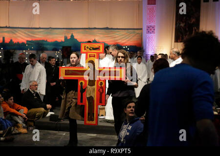 Madrid, Spanien. 28 Dez, 2018. Die taizé Kreuz auf der Vorderseite auf den Boden gestellt zu werden. Rund 15.000 Pilger aus Europa und darüber hinaus in Madrid in Spanien für die jährlichen Europäischen Jugendtreffen der Gemeinschaft von Taizé unter dem Motto "Pilgerweg des Vertrauens auf der Erde" zusammengestellt. Die Gemeinschaft von Taizé ist eine interkonfessionelle christliche Orden aus Frankreich. Quelle: Michael Debets/Pacific Press/Alamy leben Nachrichten Stockfoto
