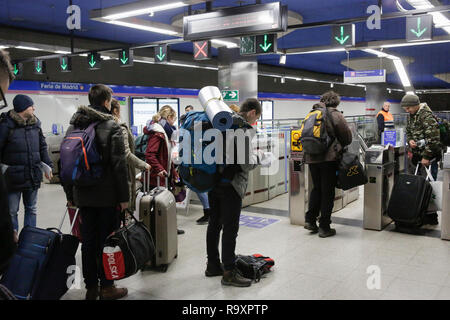 Madrid, Spanien. 28 Dez, 2018. Junge Pilger Warteschlange an der Metrostation. Rund 15.000 junge Pilger aus ganz Europa und darüber hinaus in Madrid in Spanien angekommen für die jährliche Europäische Jugendtreffen der ökumenischen Gemeinschaft Taizé. Die Sitzung der Gebete und Meditation unter dem Motto "Pilgerweg des Vertrauens auf der Erde" für die 41th Mal statt. Quelle: Michael Debets/Pacific Press/Alamy leben Nachrichten Stockfoto
