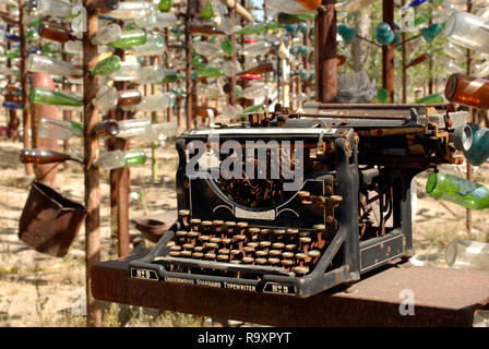 Eine alte Underwood Schreibmaschine ist unter den Objekten an der Flasche Tree Ranch, ein strassenrand Attraktion auf der historischen Route 66 in der Oro Grande, Kalifornien angezeigt. Stockfoto