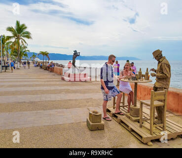 PUERTO VALLARTA, Mexiko - Januar 30, 2018 - Lokale Künstler unterhalten die Touristen am Malecon, eine Promenade vom Meer, in Puerto Vallarta, Mexiko. Stockfoto