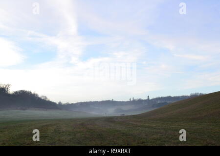 Eine Familie in der Mitte der Entfernung auf einen post Weihnachten Spaziergang an lullingstone Country Park, 27 Dezember, 2018 wie Nebel Formen in das Tal. Kent, England Stockfoto