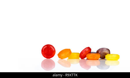 Medizinische Lutschtabletten zur Linderung Husten, Halsschmerzen und Rachen auf weißem Hintergrund. Husten und Erkältungen. Bunte Husten pastille. Rot, Stockfoto