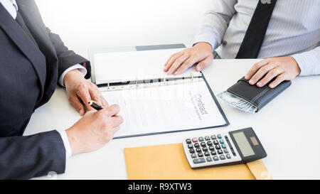 Unternehmer erhalten Geld in den Umschlag in der Datei nehmen Bestechungsgeld angeboten und die Unterzeichnung eines Vertrags - gegen Bestechung und Korruption Konzepte Stockfoto