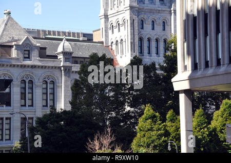 Stadtentwicklung Blick auf Moderne und neugotischen Architektur des Erie County Courthouse, Church Street in der Innenstadt von Buffalo, NY Stockfoto