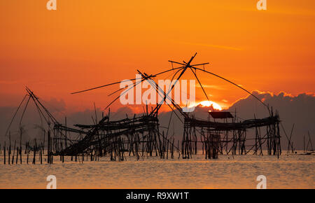 Sonnenaufgang mit der traditionellen Fischerei trap in Pak-Pra-Dorf, Phatthalung, Thailand Stockfoto