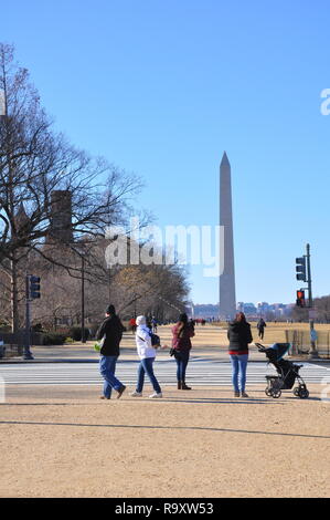 Touristische auf der National Mall an einem kalten Wintertag in Washington DC Stockfoto