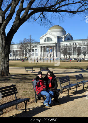 Frau mit autistischen Sohn sitzt auf der Bank an der National Mall in der Nähe der Nationalgalerie, Washington DC Stockfoto