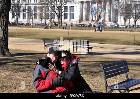Frau mit autistischen Sohn sitzt auf der Bank an der National Mall in der Nähe der Nationalgalerie, Washington DC Stockfoto