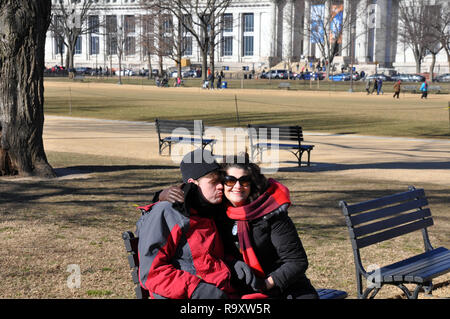 Frau mit autistischen Sohn sitzt auf der Bank an der National Mall in der Nähe der Nationalgalerie, Washington DC Stockfoto