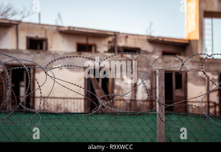 Stacheldraht zaun an der UN-Pufferzone Markierung der Grenze zwischen Griechenland und der Türkei in Zypern, Nikosia. Stockfoto