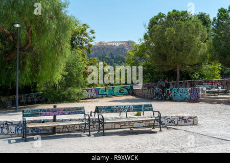 Graffiti öffentliche Bänke und Wände in Athen, Griechenland mit Blick auf die Akropolis in Athen, Griechenland Stockfoto