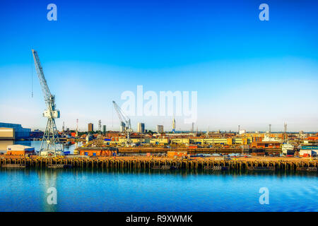 Portsmouth, England, Blick von einer Fähre, die am späten Abend im Hafen von Portsmouth ankommt, Großbritannien Stockfoto