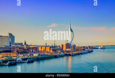 Portsmouth, England, Blick von einer Fähre, die am späten Abend im Hafen von Portsmouth ankommt, Großbritannien Stockfoto