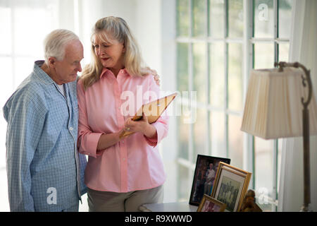 Senior Paar an der alten Familie Fotos suchen. Stockfoto