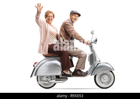 Volle Länge geschossen von einem älteren Ehepaar, ein Vintage Scooter und winkend auf weißem Hintergrund Stockfoto