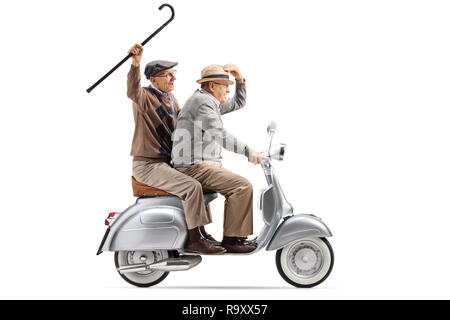Volle Länge Schuß von zwei ältere Männer reiten ein Vintage Scooter und winkte mit einem Stock auf weißem Hintergrund Stockfoto