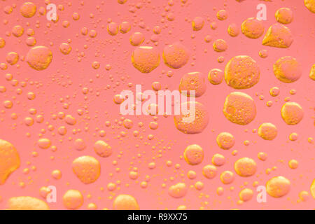 Öl in Wasser auf einem farbigen Hintergrund. In Nahaufnahme fotografiert. Foto: November 12, 2018 Stockfoto
