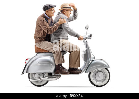 Volle Länge Schuß von zwei ältere Männer reiten ein Vintage scooter schnell auf weißem Hintergrund Stockfoto