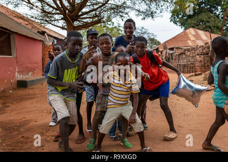 Bissau, Republik Guinea-Bissau - Februar 6, 2018: die Gruppe der Kinder spielen an der Missira Nachbarschaft in der Stadt Bissau, Guinea Bissau Stockfoto