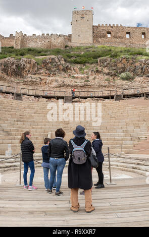 Medellin, Spanien - 28 April, 2018: ein Leitfaden mit einer Gruppe von Touristen am Römischen Theater von Medellin, Spanien Stockfoto