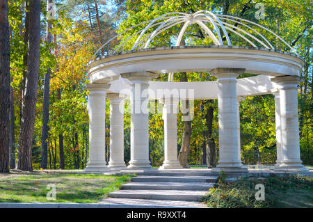 schönen Pavillon im Herbst park Stockfoto