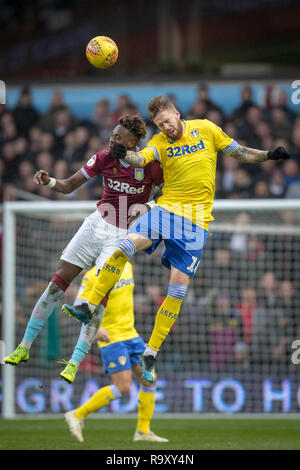 Pontus Jansson von Leeds United & Tammy Abraham (auf Darlehen von Chelsea) von Aston Villa während der Sky Bet Championship Match zwischen Aston Villa und Lee Stockfoto