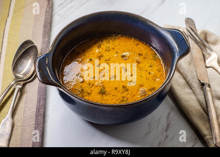 Authentische reichhaltige und cremige ungarische Pilzsuppe mit Paprika-Geschmack Stockfoto