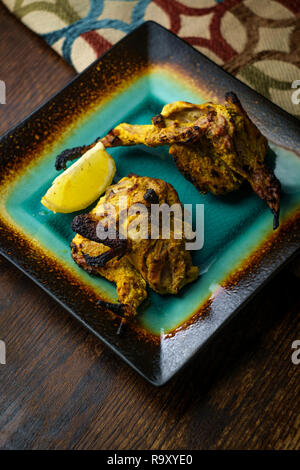 Indische tandoori Wachteln mit spritziger Zitrone panieren Stockfoto