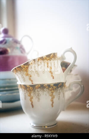 Ein Stapel von erlesenen Englisch bone china crockey. Stockfoto