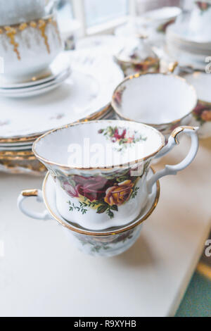 Ein Stapel von erlesenen Englisch bone china crockey. Stockfoto