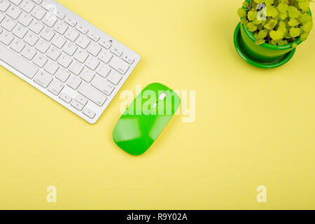 Wireless slim White Keyboard und Maus Grün auf Gelb Stockfoto