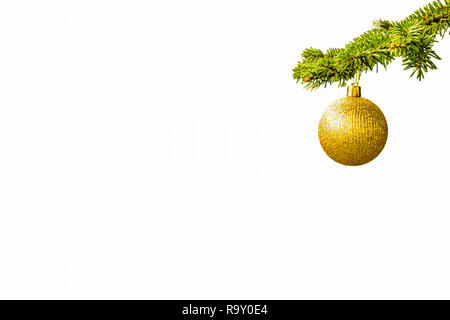 Fir Tree Branch mit einem goldenen glitter Ball auf weißem Hintergrund. Bokeh Effekte. Der Weihnachtszeit. Weihnachten Postkarte. Stockfoto