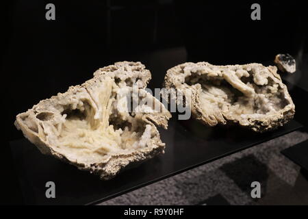 Ein geode öffnen in der Hälfte mit Kristallen in Stockfoto