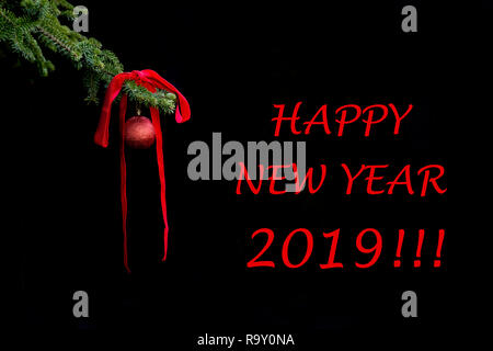 Fir Tree Branch mit einem goldenen glitter Ball und Band auf schwarzen Hintergrund. Effekte. Neujahrsgrüße Karte. 2019 Stockfoto
