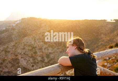 Blonde Mädchen suchen Javea aus San Antonio Cape in Spanien Stockfoto