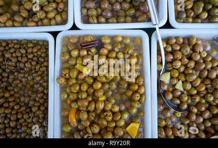 Oliven in einem Markt im Freien pickles Stockfoto