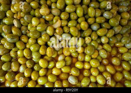 Oliven in einem Markt im Freien pickles Stockfoto