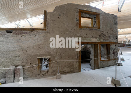 Das Dreieck Quadrat in Akrotiri, einer Bronzezeitlichen minoischen Siedlung auf der griechischen Insel Santorin (Thera), Griechenland. Die Siedlung wurde destroye Stockfoto