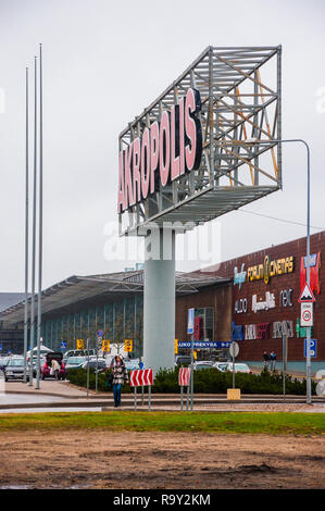 Vilnius, Litauen - 28. April 2013: Riesig und dick Metall Spalte und den Rahmen mit Akropolis Einkaufszentrum Logo in der Nähe der Mall selbst Witz stehen Stockfoto