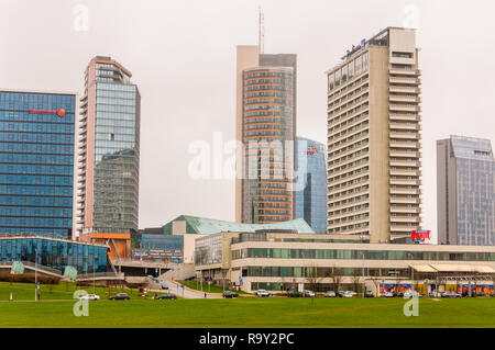 Vilnius, Litauen - 28. April 2013: Vilnius downtown Architektur, business district Stadtbild Aussicht, moderne Hochhäuser, Hotels und Einkaufszentren Stockfoto