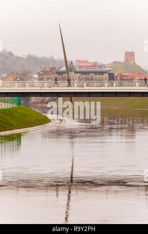 Vilnius, Litauen - 28. April 2013: Neris, die Weiße Brücke, die Skulptur von Lance, der Altstadt und den Gediminas' Turm, der remainin Stockfoto