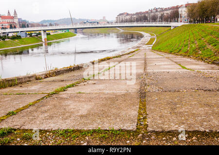 Vilnius, Litauen - 28. April 2013: Neris, die Weiße Brücke, die Skulptur von Lance, der Altstadt und den Gediminas' Turm, der remainin Stockfoto